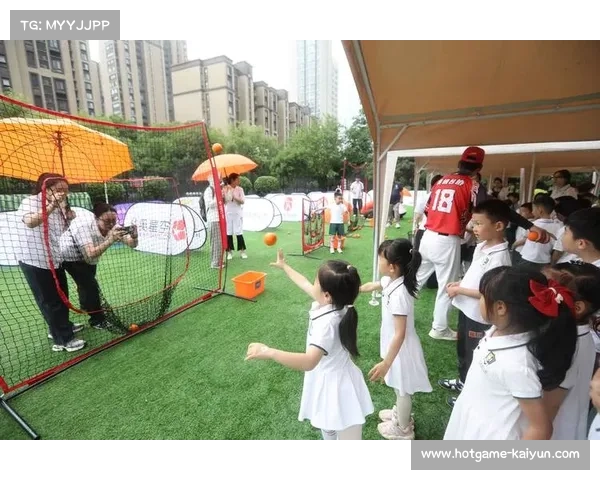 垒球规则科普活动走进社区，居民了解投打跑垒基本知识